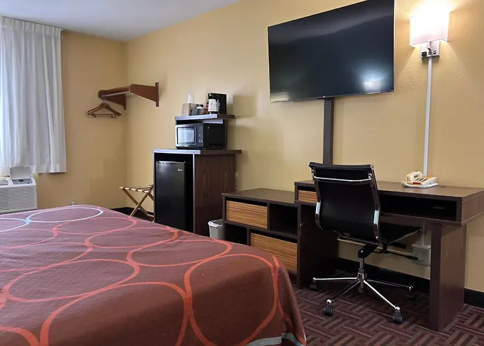 Super 8 By Wyndham Motel